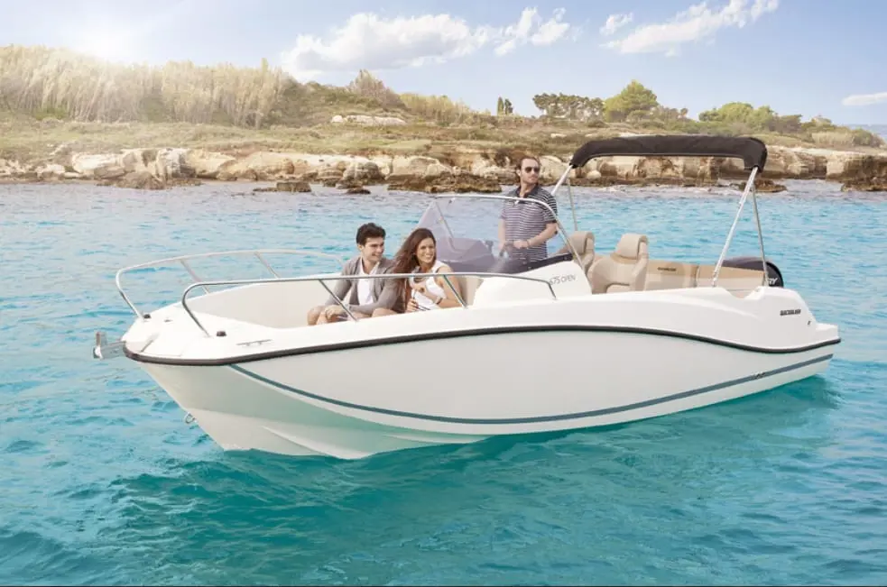 Cockpit and deck of the Quicksilver 675 Open