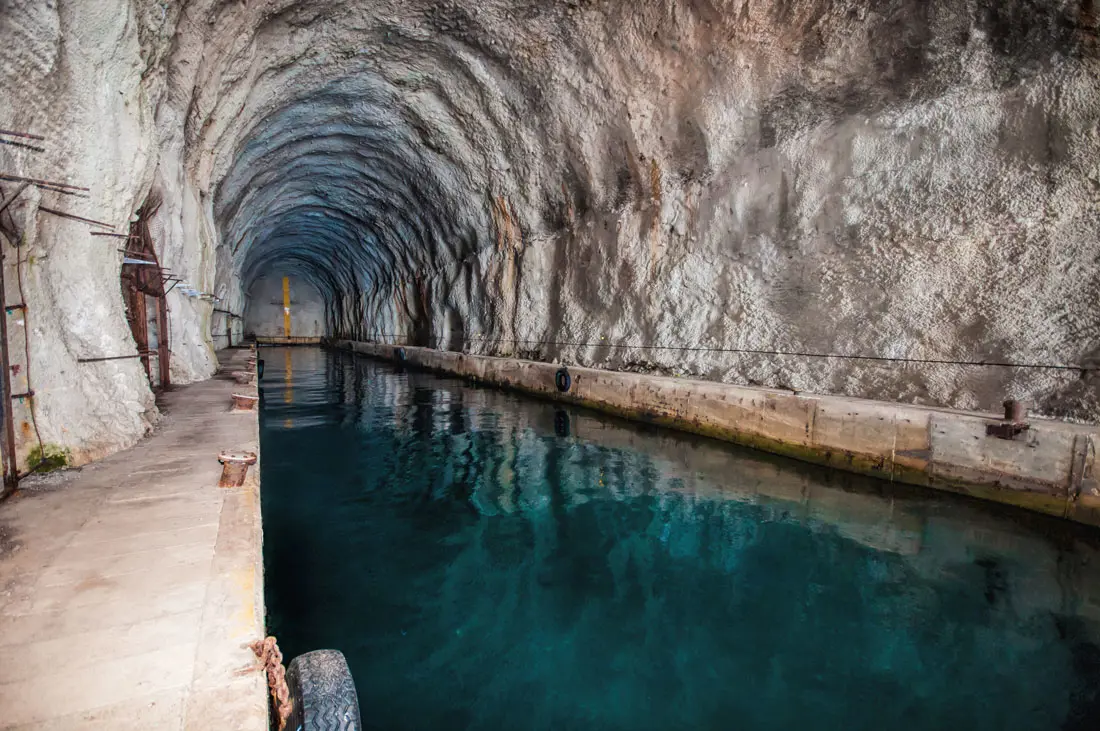 Militärtunnel und versteckte Buchten